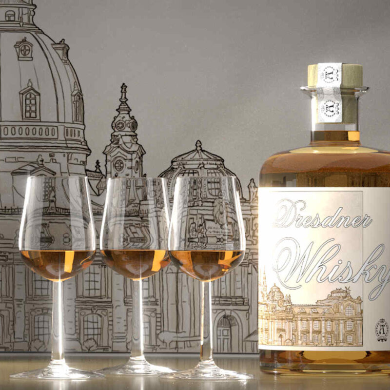 Fotorealistisches 3D-Rendering von Whiskeygläsern und einer Flasche vor einer Skizze der Dresdner Frauenkirche.